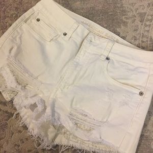 American Eagle hi-rise shortie white